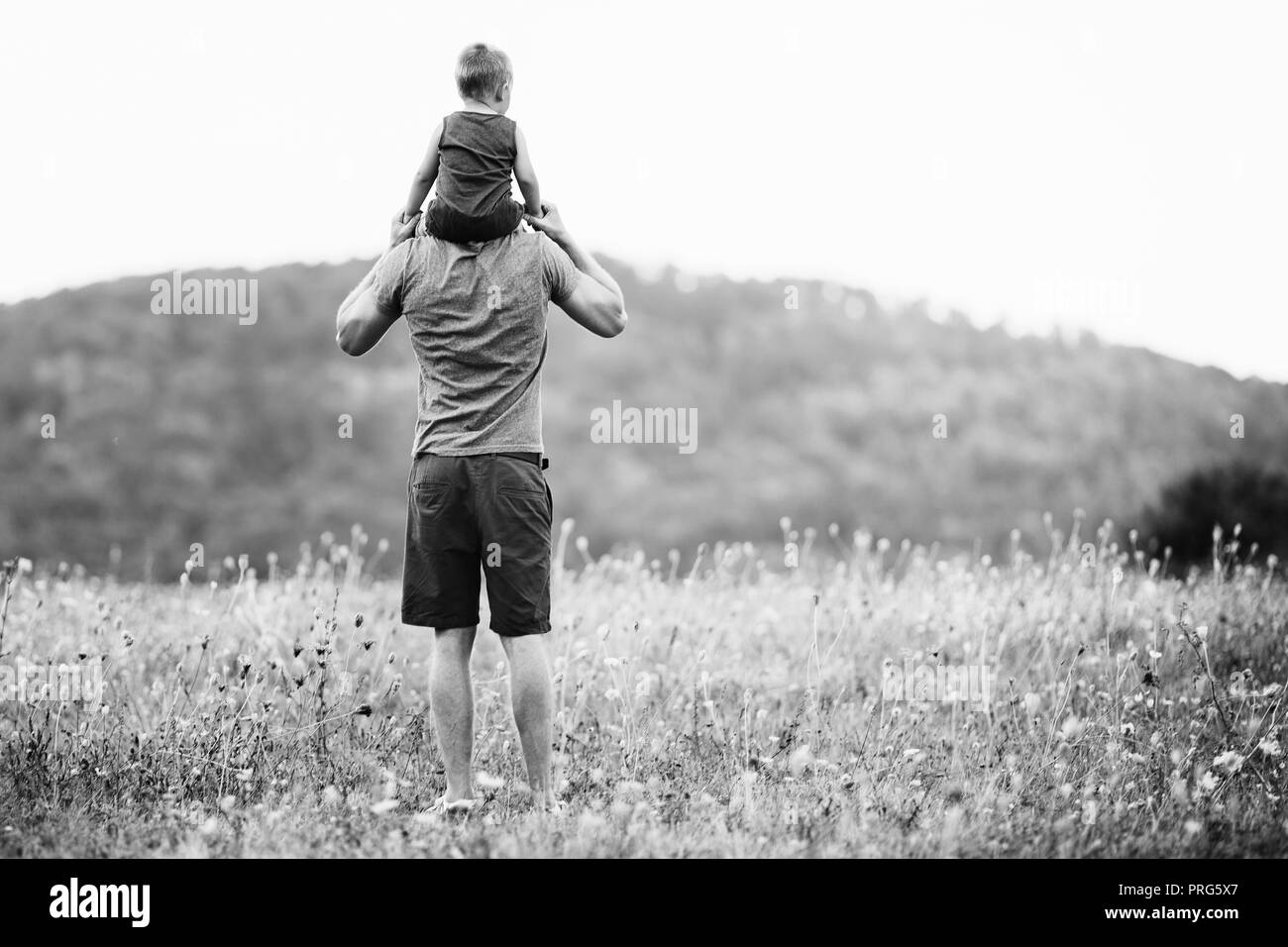 Felice il padre e il Figlio insieme su una passeggiata all'aperto Foto Stock