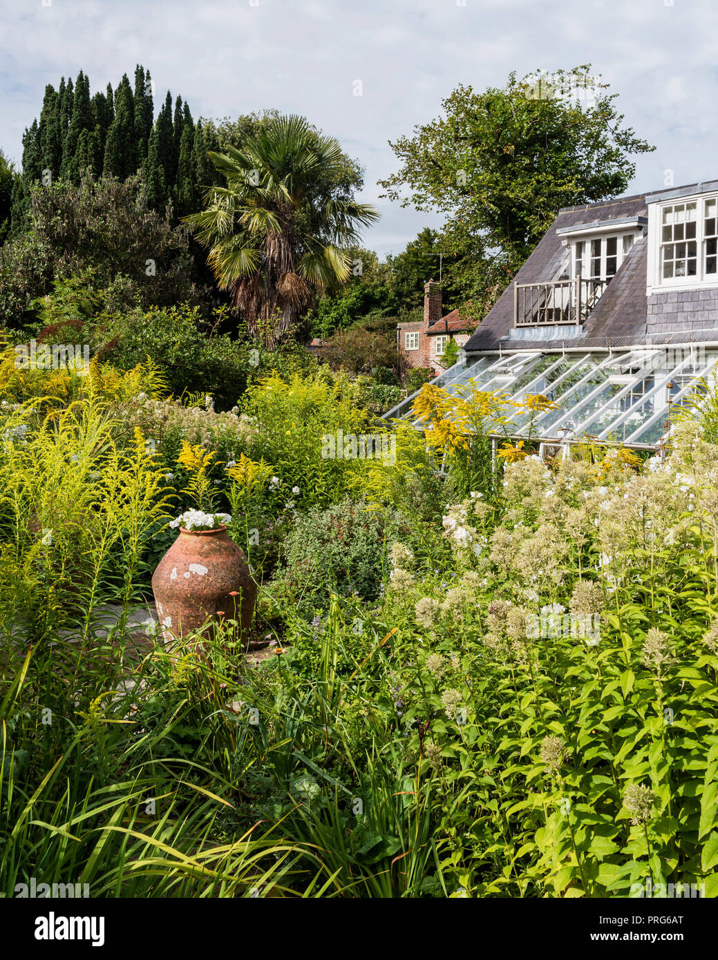 Urna di terracotta in Garden cottage, una volta casa di Virgina Wolfe Foto Stock