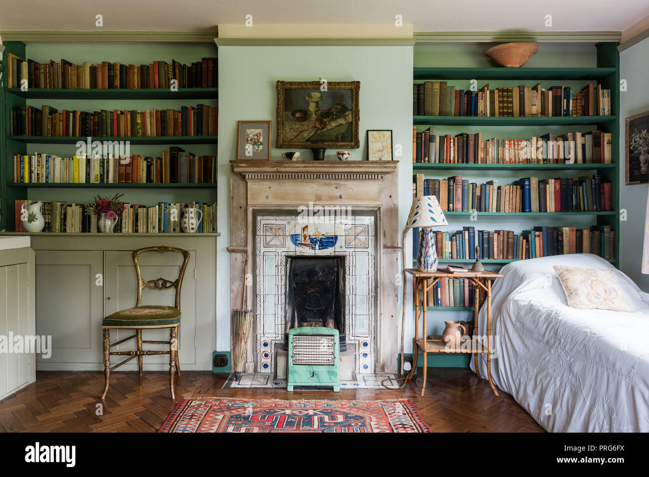 Librerie e caminetto in cottage, una volta casa di Virgina Wolfe Foto Stock