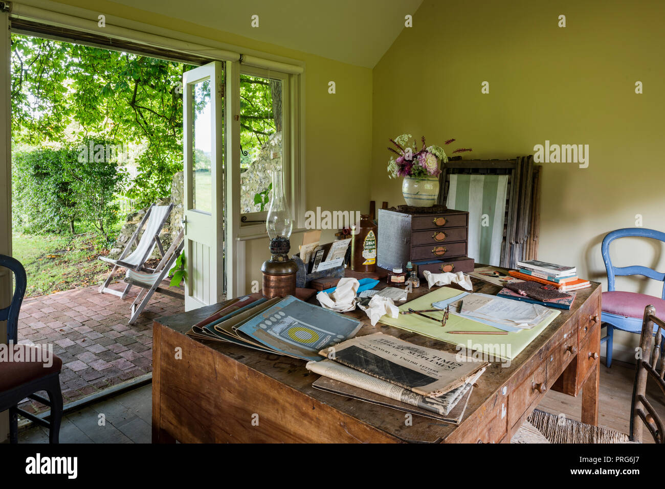 Giornale sulla scrivania in summerhouse, una volta casa di Virgina Wolfe Foto Stock
