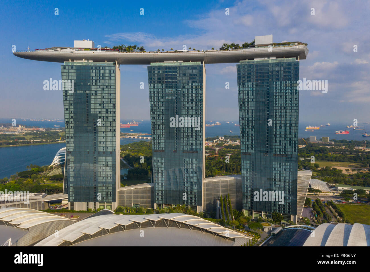 Facciata dell'hotel Marina Bay Sands e del giardino sopraelevato, Singapore. Foto Stock