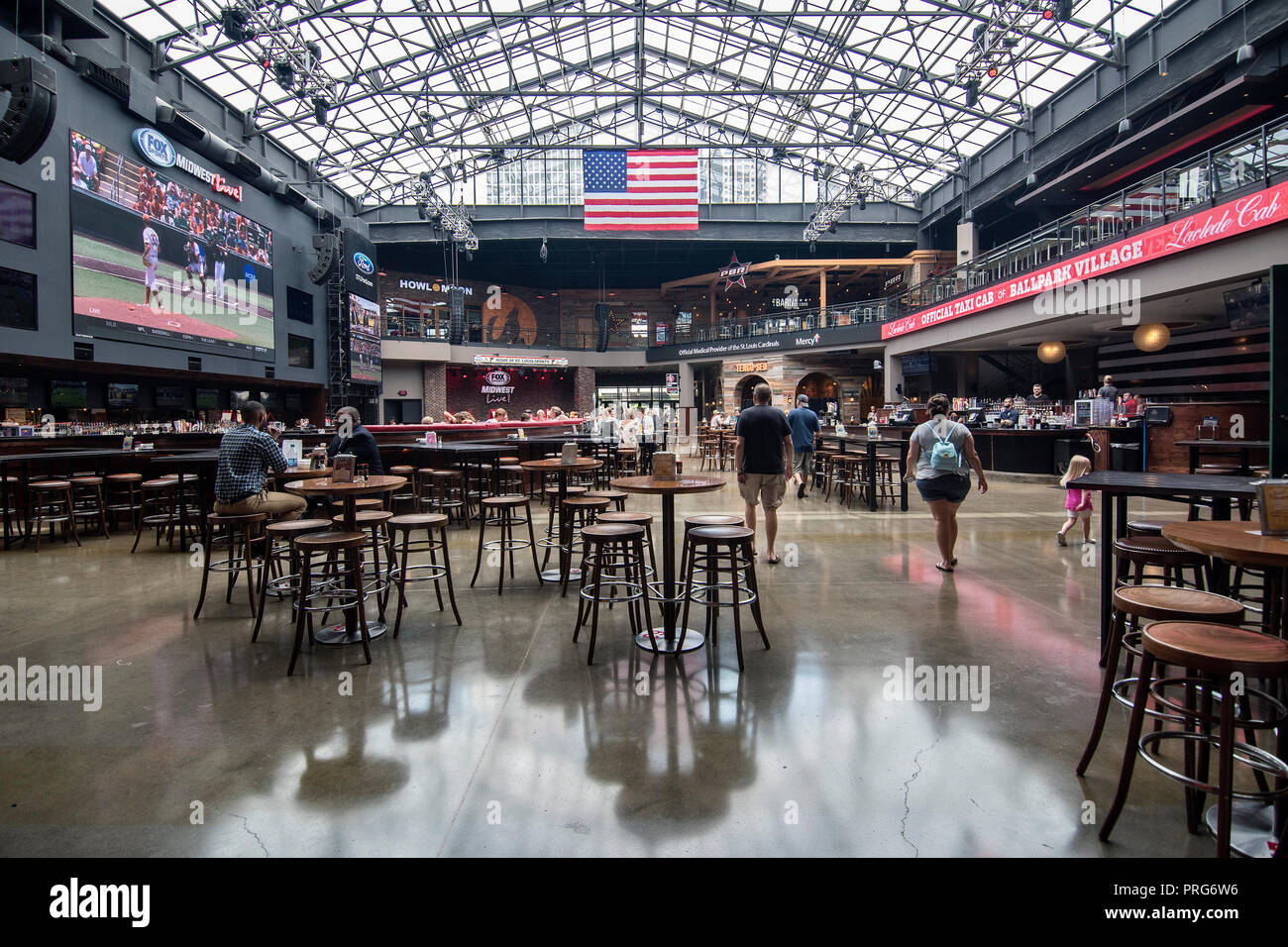Budweiser Brew House in Busch Stadium, casa di St. Louis Cardinals, Saint Louis, Missouri, Stati Uniti d'America Foto Stock