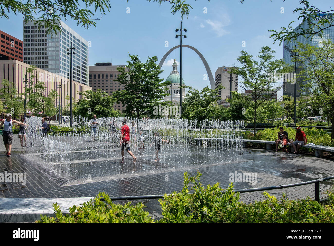 Kiener Plaza Park, Old Courthouse und landmark il Gateway Arch, Gateway ad ovest, Saint Louis, Missouri, Stati Uniti d'America Foto Stock