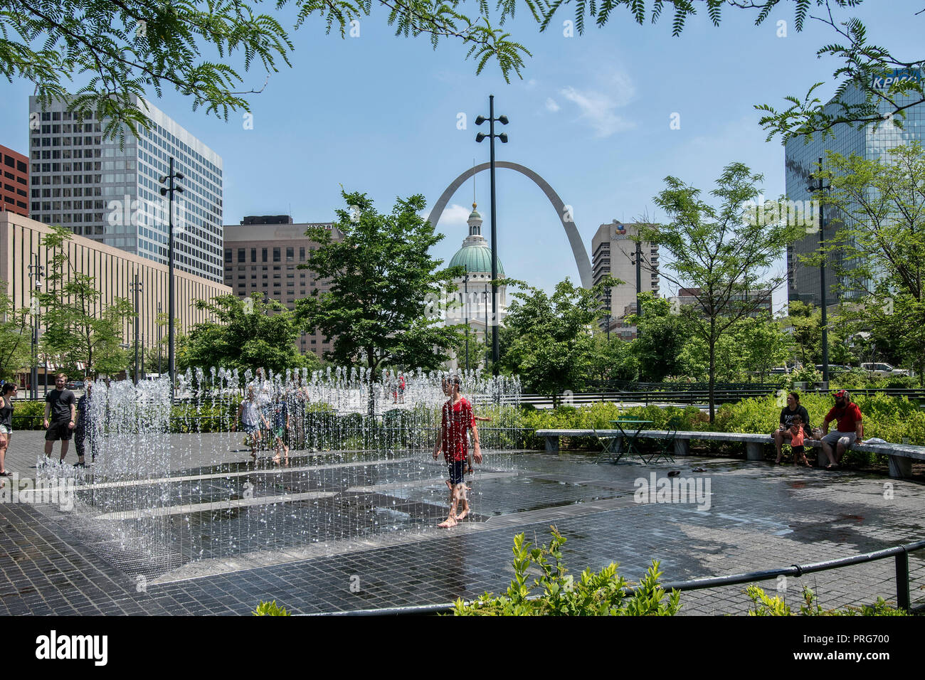 Kiener Plaza Park, Old Courthouse und landmark il Gateway Arch, Gateway ad ovest, Saint Louis, Missouri, Stati Uniti d'America Foto Stock