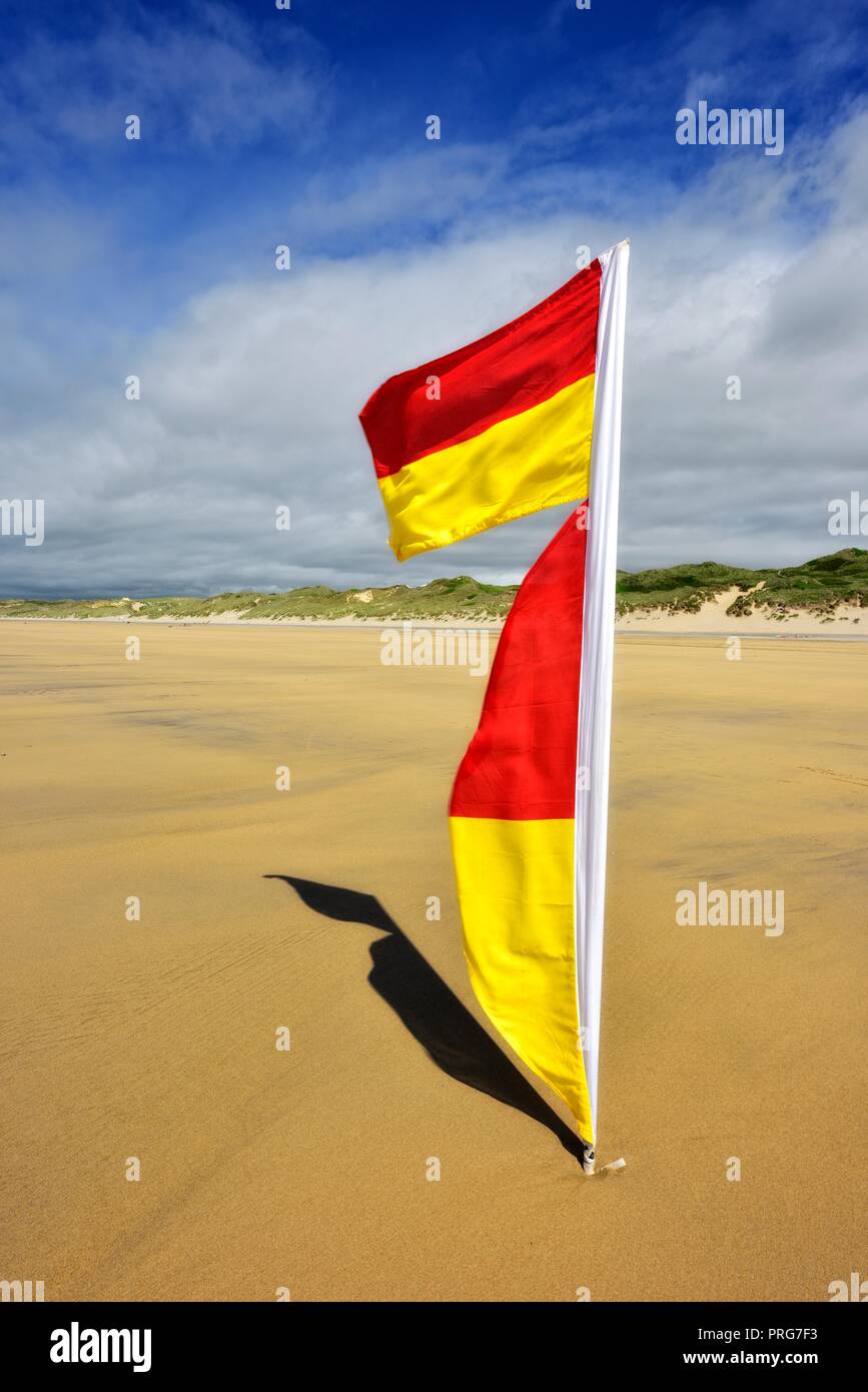 Spiaggia RNLI flag di sicurezza,Perranporth,Cornwall,l'Inghilterra,UK Foto Stock