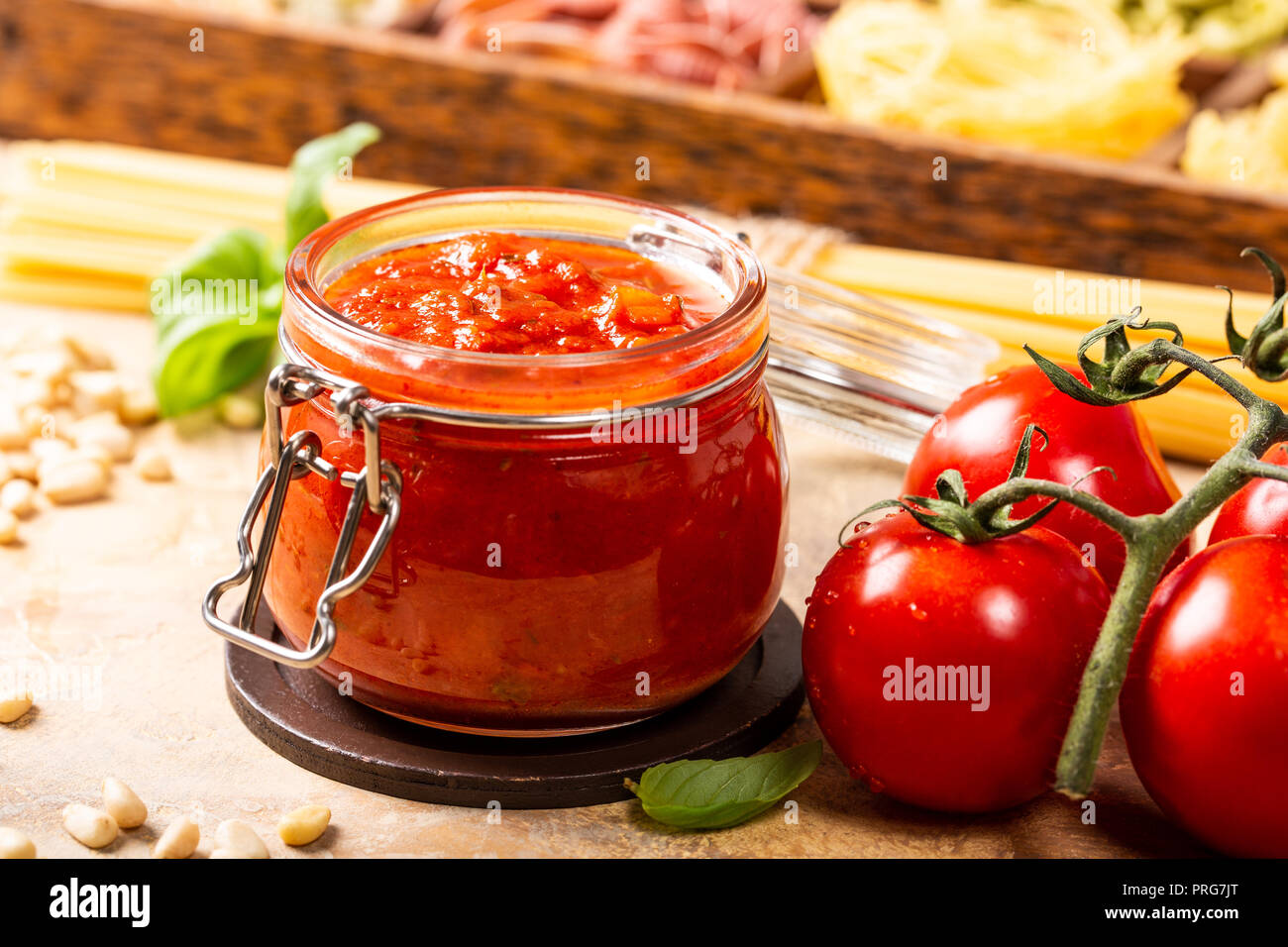 Il vasetto di vetro con fatti in casa classico pomodoro piccante pasta o pizza sauce. Foto Stock