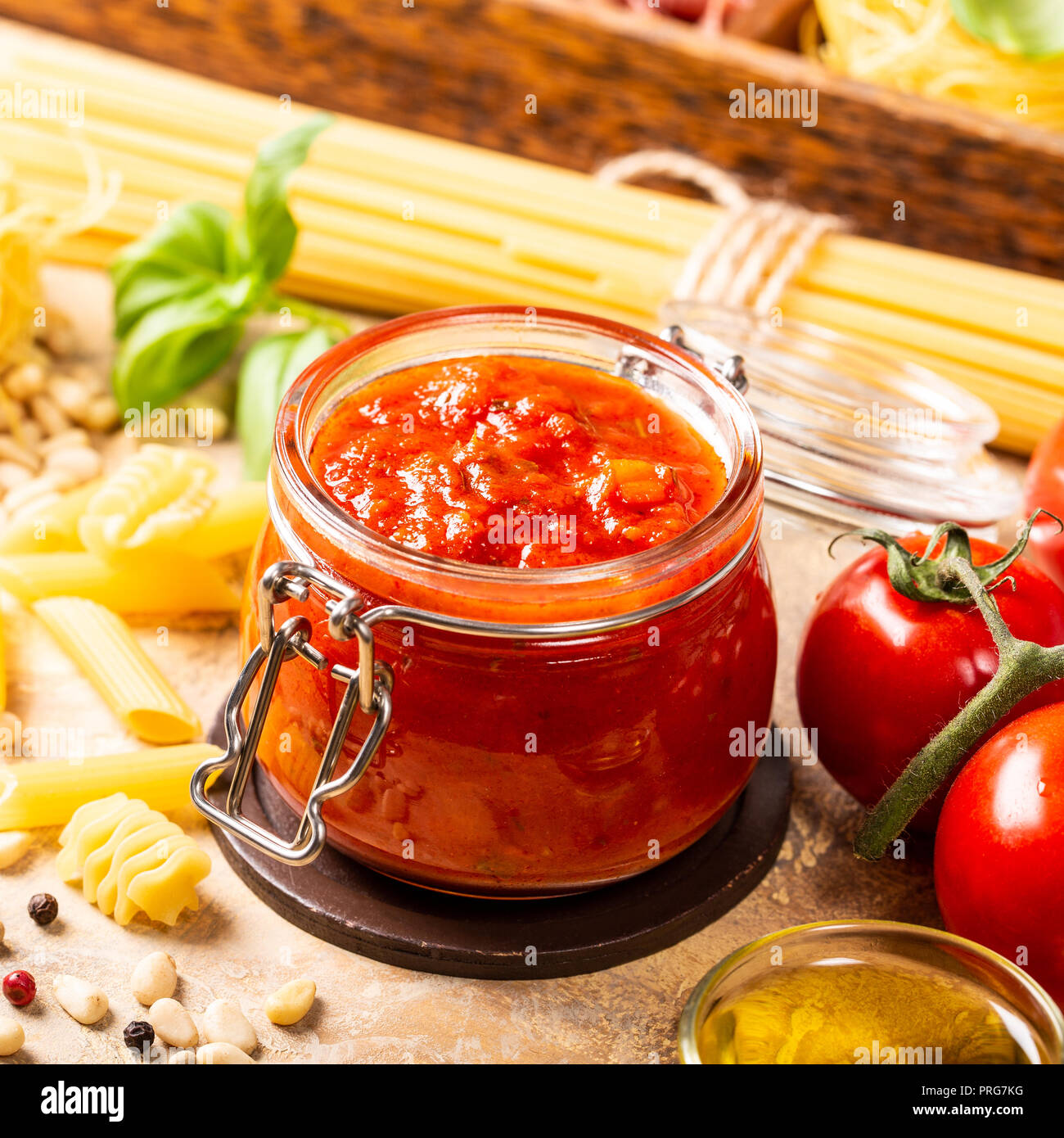 Il vasetto di vetro con fatti in casa classico pomodoro piccante pasta o pizza sauce. Foto Stock