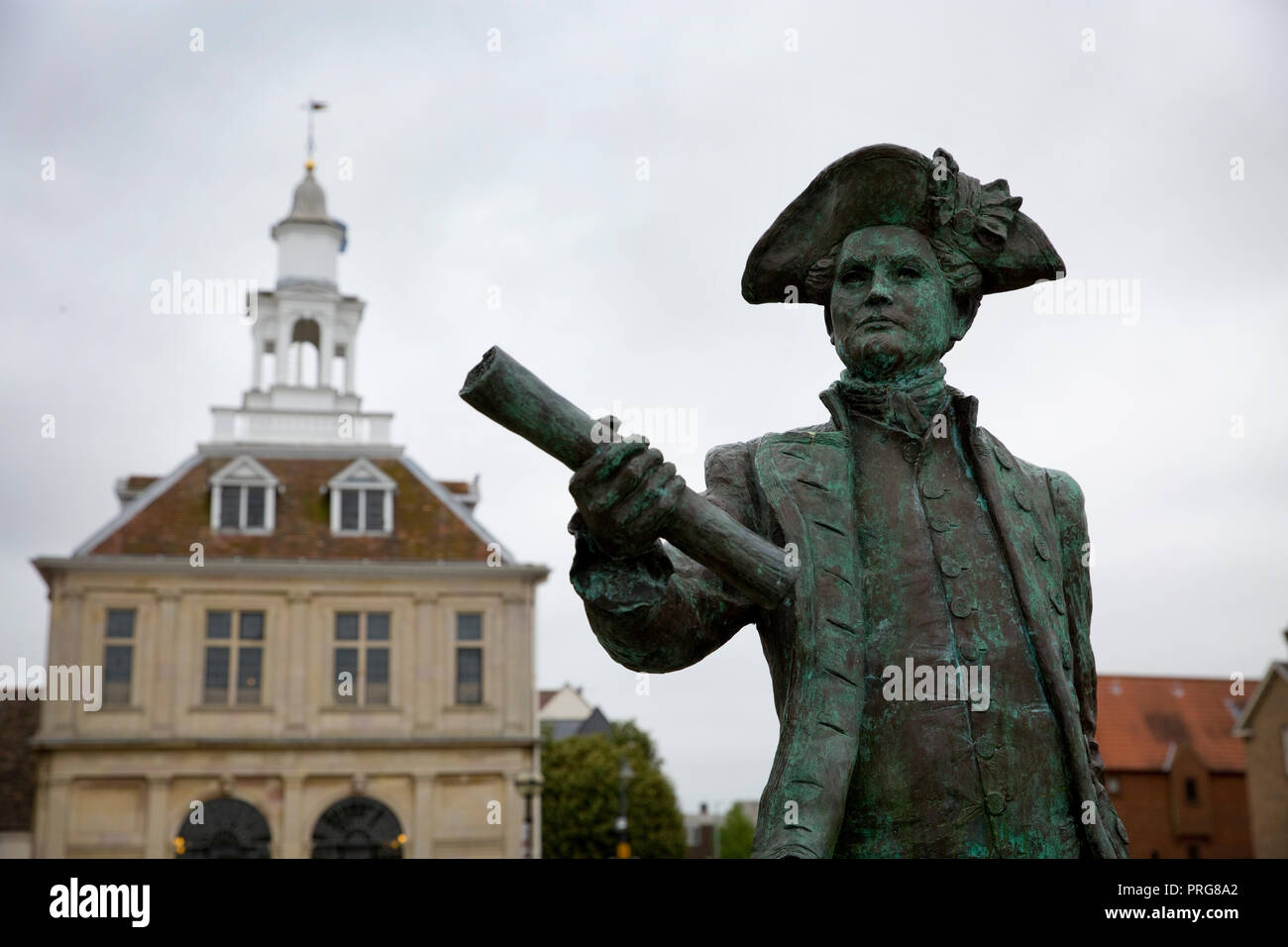 Statua di bronzo di British Royal Navy officer e explorer George Vancouver con casa doganale dietro, Hereford Quay, King's Lynn, Norfolk. Foto Stock