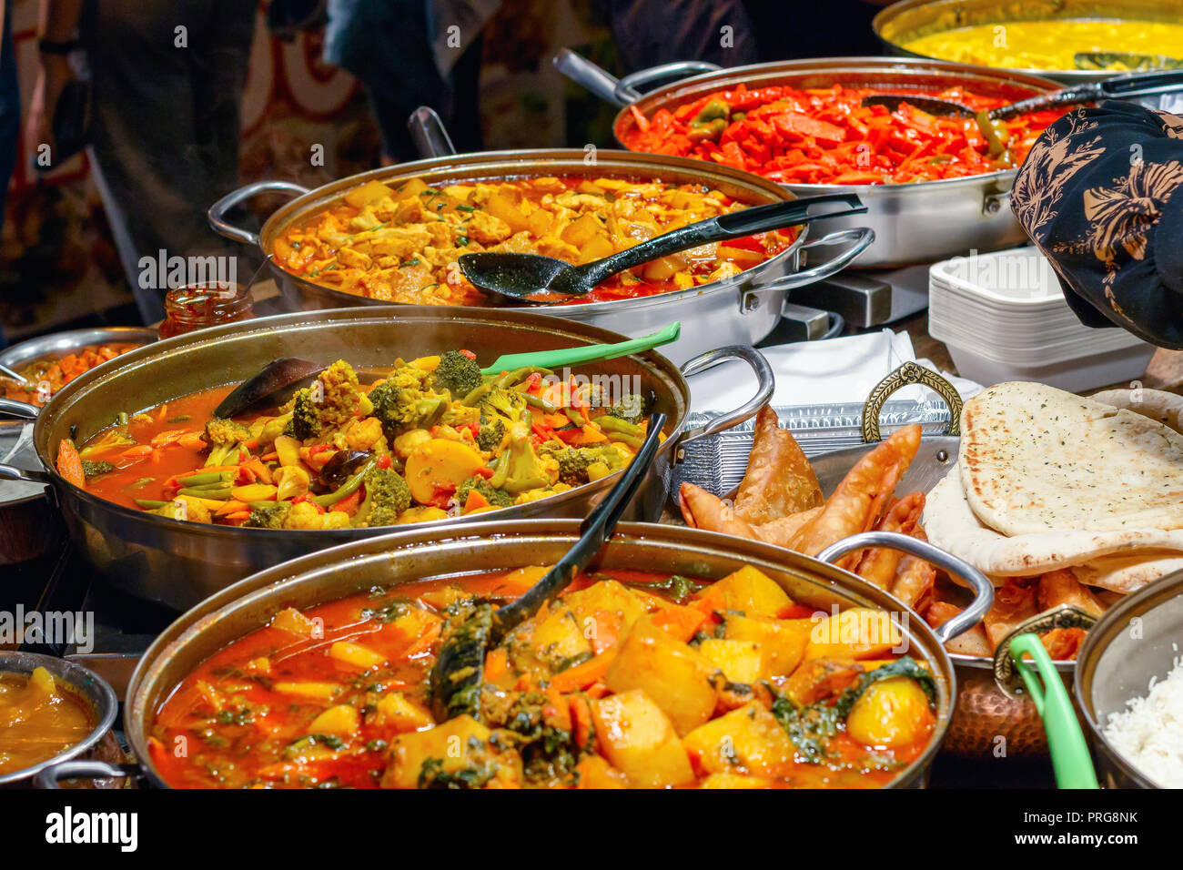 Varietà di curry cotti sul display presso il mercato di Camden a Londra Foto Stock