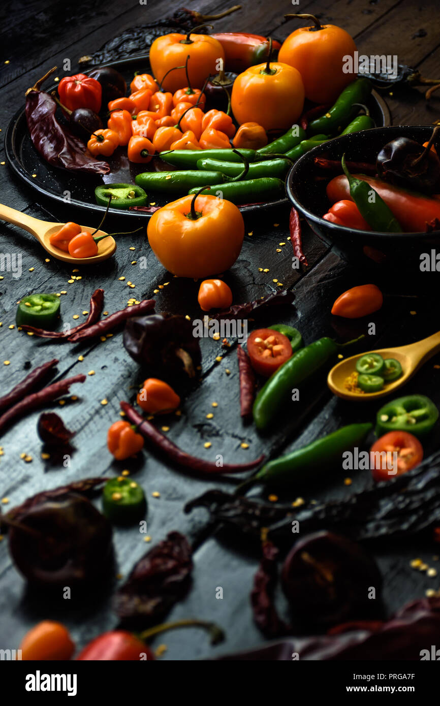 Varietà di peperoncino. Una sorta di habanero, Manzano, serrano e pasilla pepe. Molto piccante Foto Stock