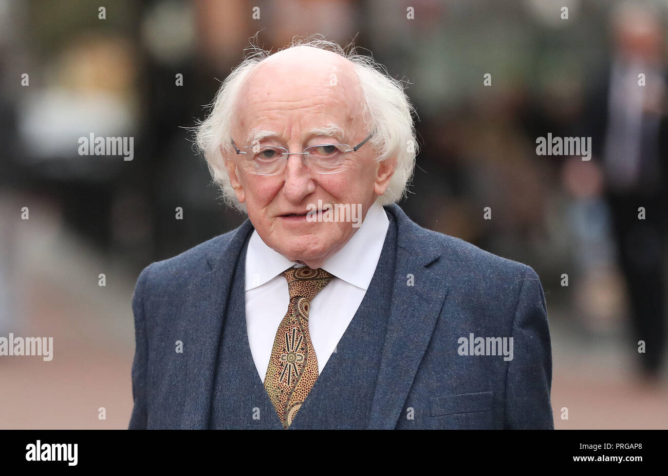 Presidente Michael D Higgins tele per voti durante la sua rielezione di offerta su Dublino Grafton Street. Foto Stock