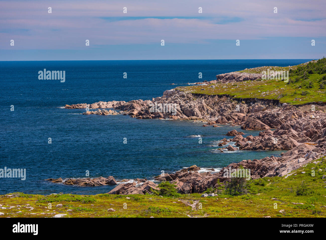Punto di bianco, Cape Breton, Nova Scotia, Canada - Il paesaggio della costa. e Oceano Atlantico. Foto Stock