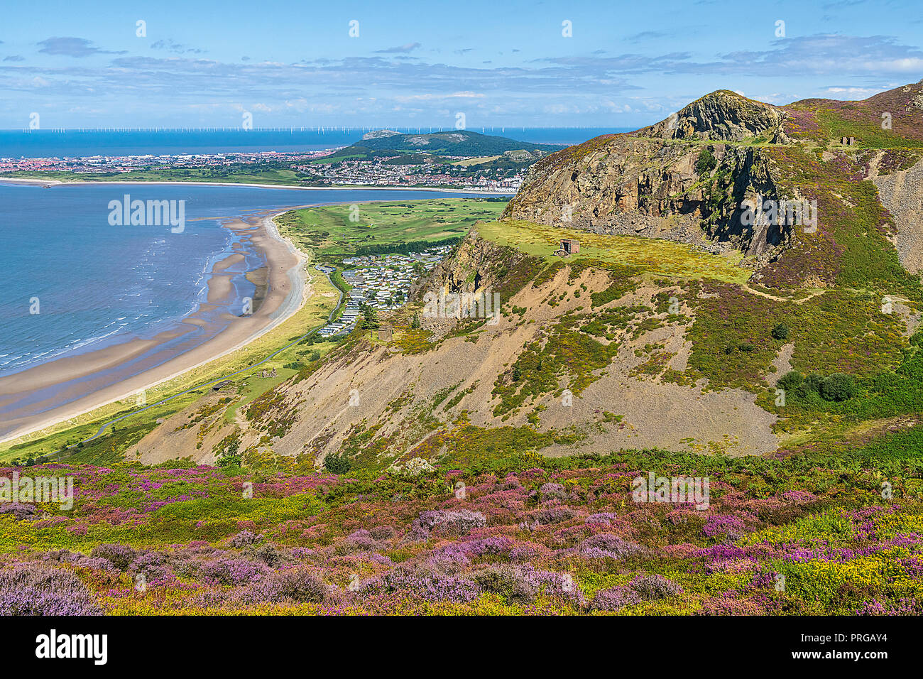 In disuso cava di pietra su Conwy Mountain guardando verso est in direzione di Llandudno e la foce del fiume Conwy North Wales UK Agosto Foto Stock