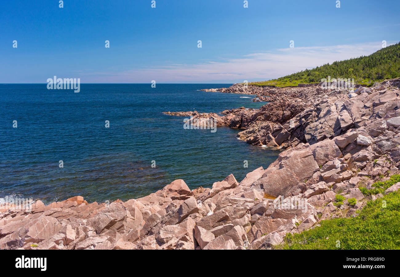 Punto di bianco, Cape Breton, Nova Scotia, Canada - Il paesaggio della costa. e Oceano Atlantico. Foto Stock
