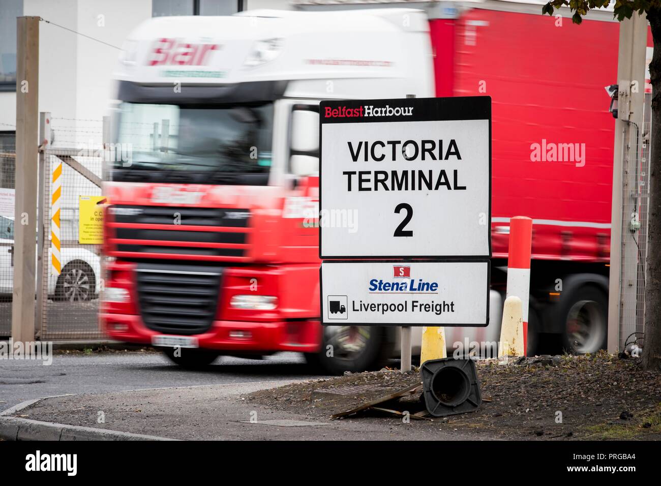 Una vista generale del porto di Belfast, come DUP leader Arlene Foster ha detto che il suo partito non avrebbe riportato alcuna trattativa Brexit che vediamo un confine economico verso il basso sul mare irlandese. Foto Stock