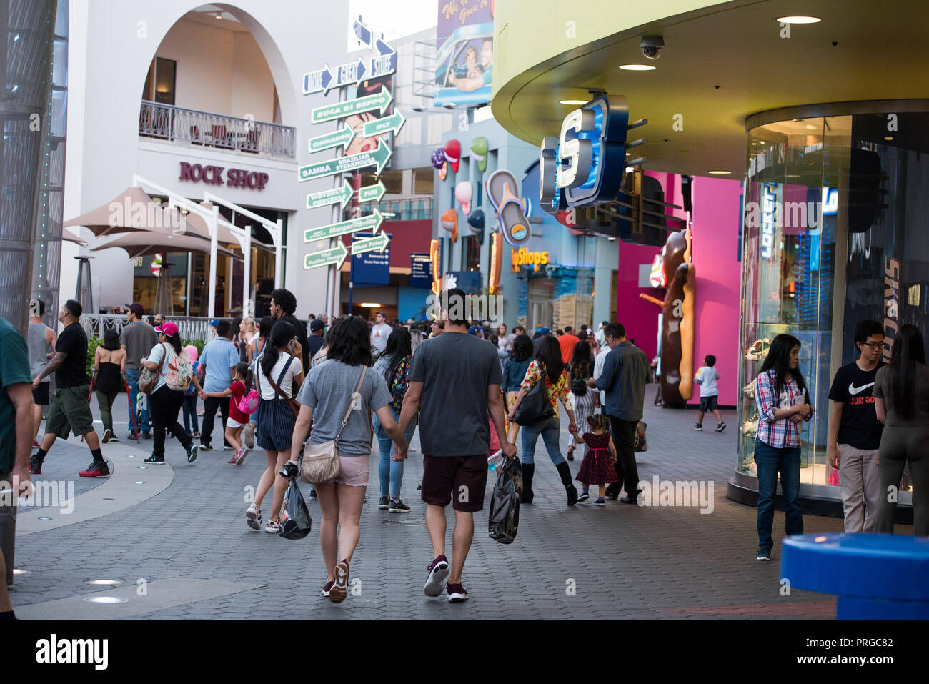 LOS ANGELES,CA - 9/9/2018: Universal City Walk affollato di turisti e visitatori . Foto Stock