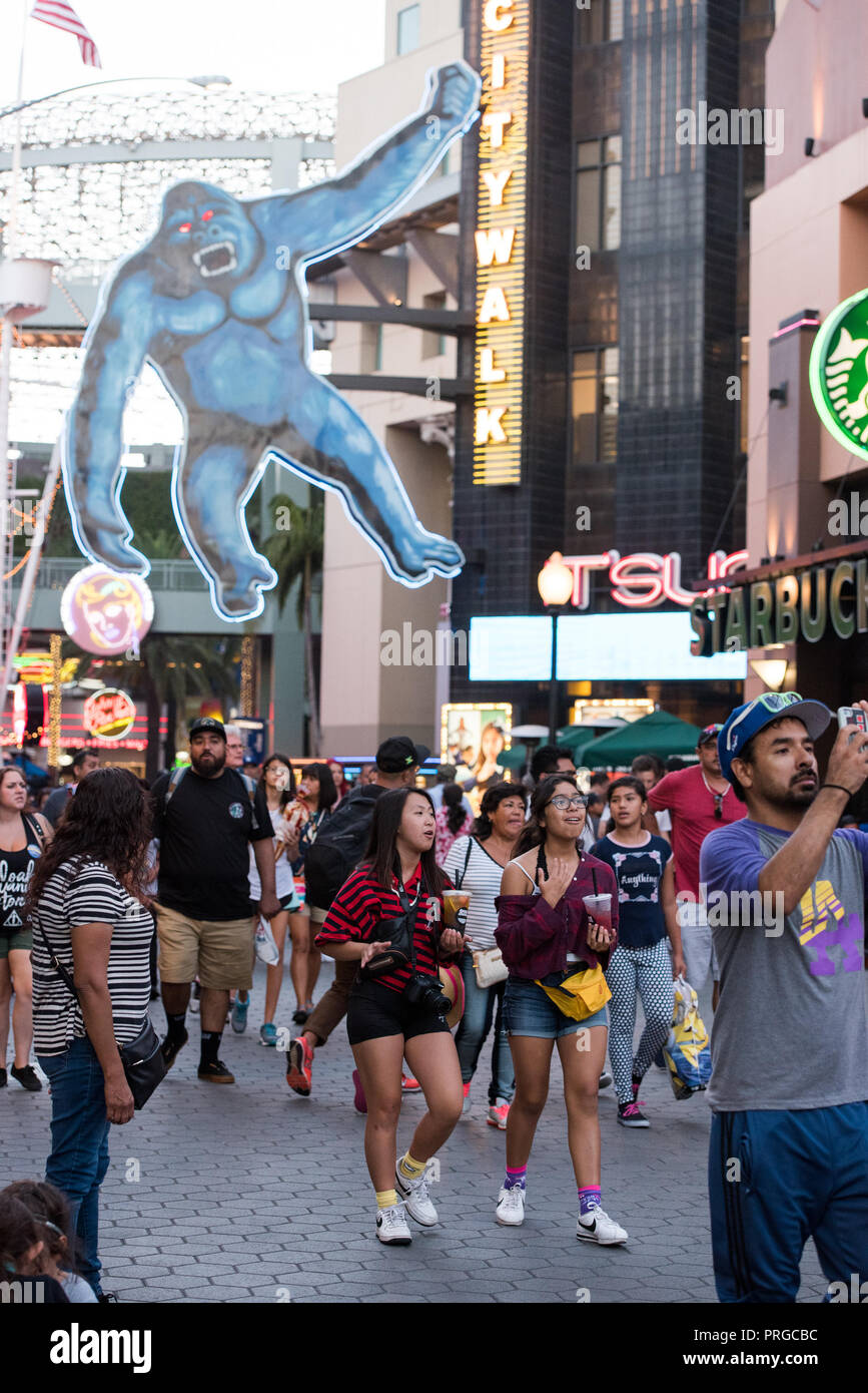 LOS ANGELES,CA - 9/9/2018: Universal City Walk affollato di turisti e visitatori . Foto Stock