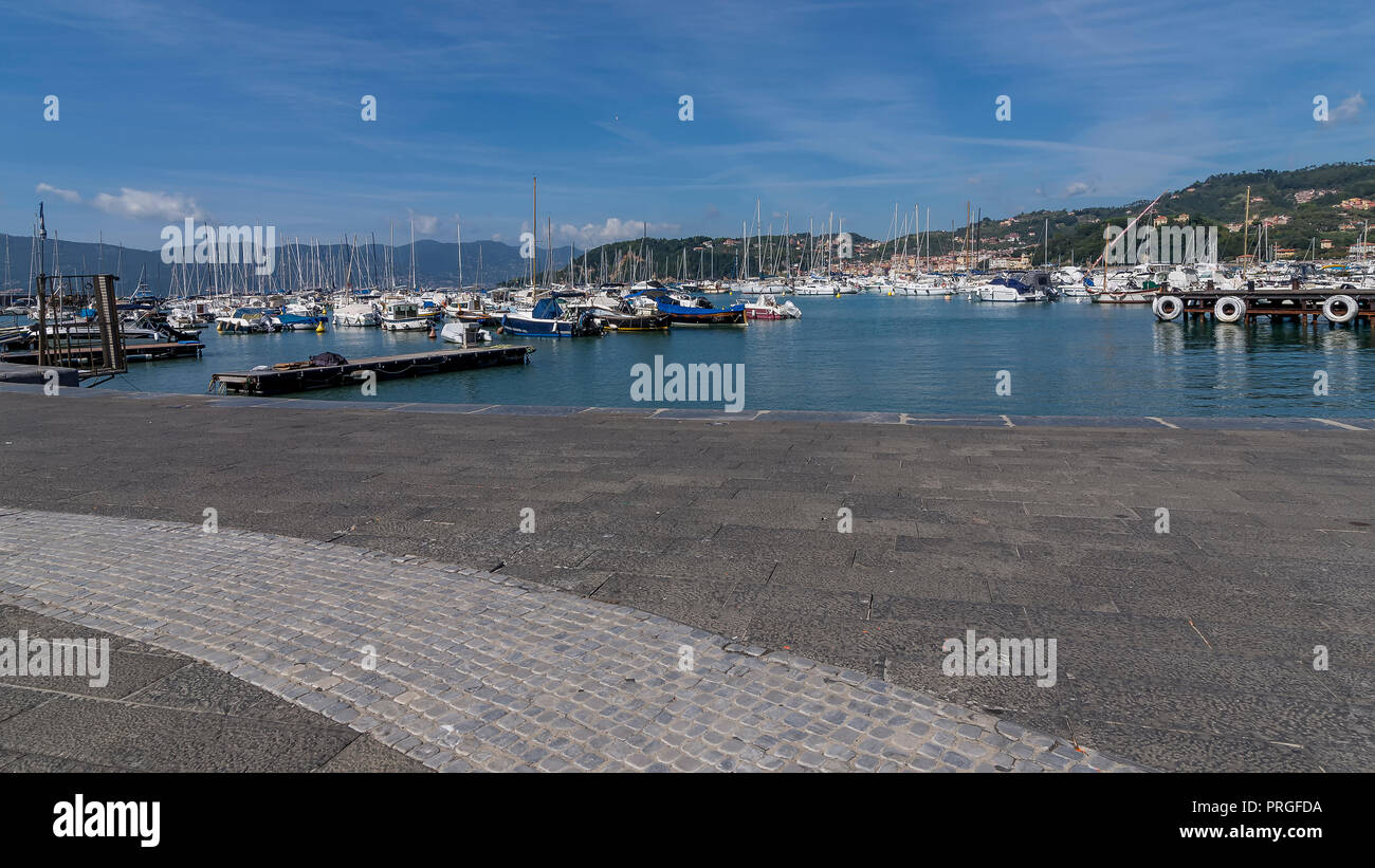 Il piccolo porto di Lerici su una bella giornata di sole, La Spezia, Liguria, Italia Foto Stock