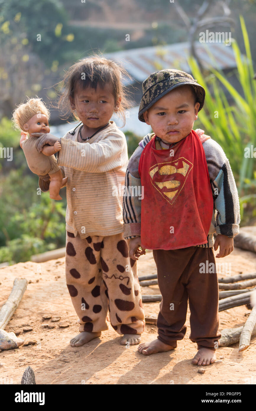 KOLTI VILLAGE / Nepal occidentale- Febbraio 10 2016 - gruppo di bambini nepalesi vicino villaggio Kolti in Nepal occidentale Foto Stock