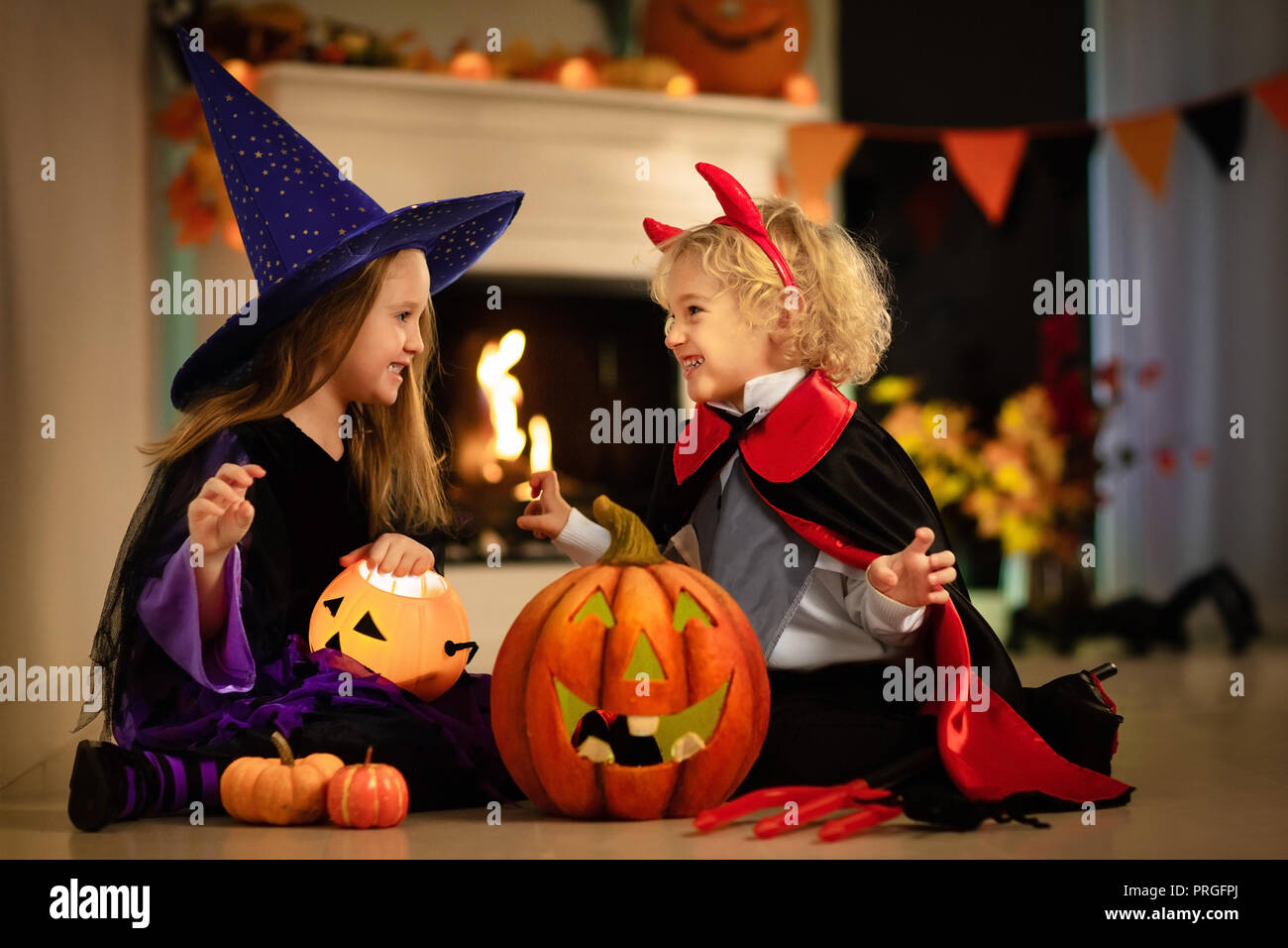 Bambina in costume da strega e ragazzo vestito come Vampire su Halloween  Trick or Treat. Bambini trucco o trattare con la caramella della benna.  Bambini celebrare H Foto stock - Alamy