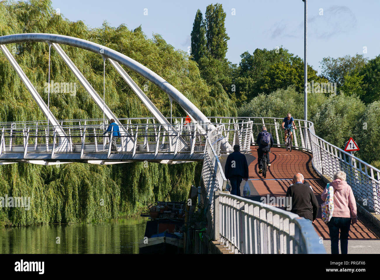 La zona pedonale di Riverside ponte che attraversa il fiume Cam con la gente a piedi e in bicicletta attraverso di esso, cambridge, Regno Unito Foto Stock