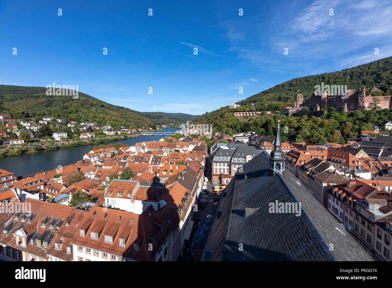 Vista sulla città vecchia di Heidelberg, con il castello di Heidelberg, Neckar, Germania Foto Stock