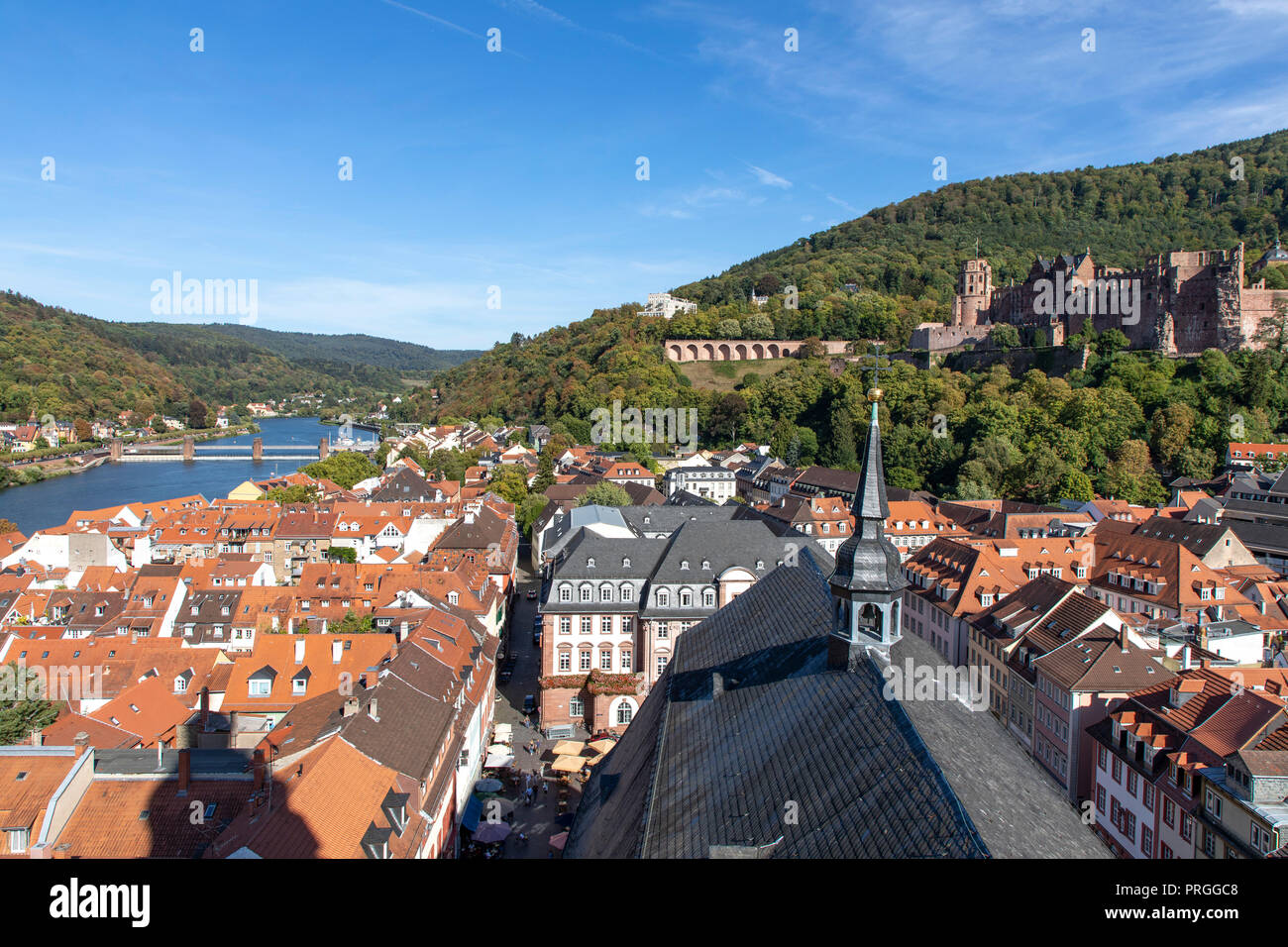 Vista sulla città vecchia di Heidelberg, con il castello di Heidelberg, Neckar, Germania Foto Stock