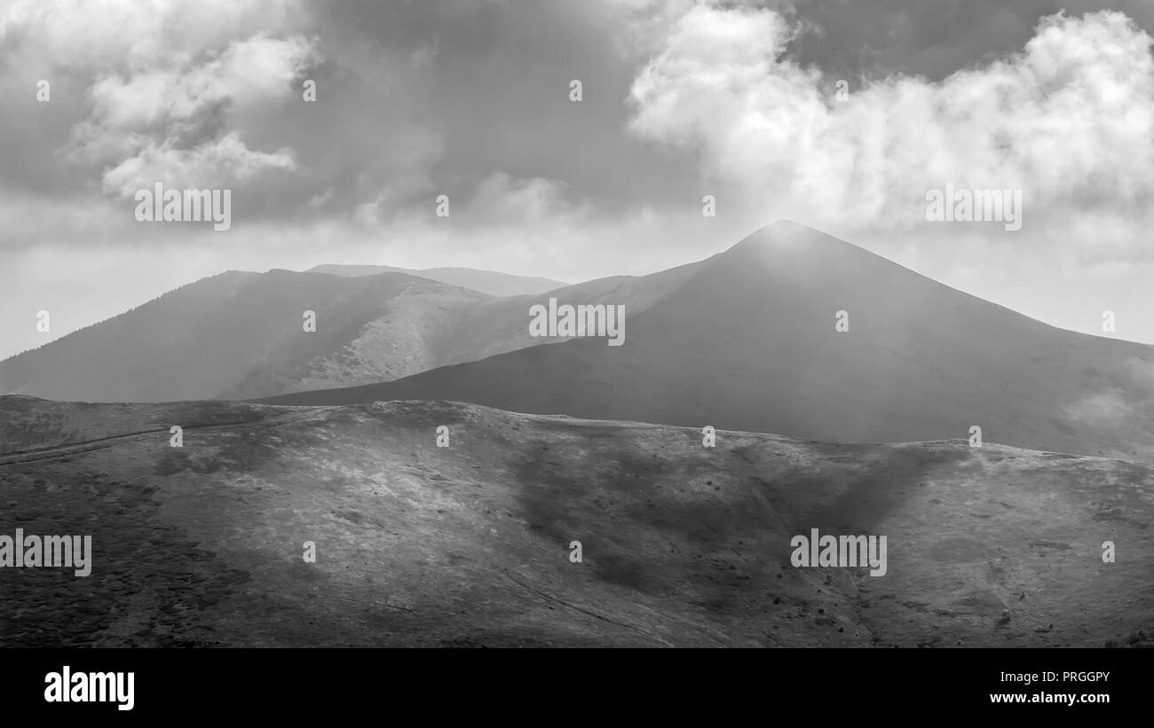 Visualizzazione bianco e nero dalla testa argento vertice sul serbo e il confine bulgaro sul vertice di Kom in Bulgaria Foto Stock