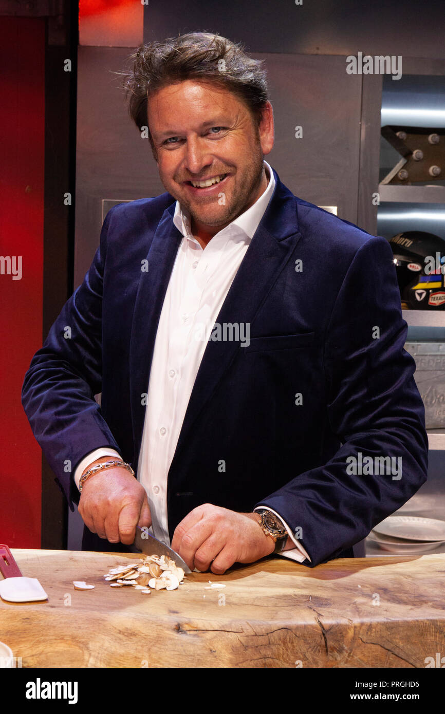 Il torneo di Wimbledon, Londra, Regno Unito. 2a celebrity chef e il presentatore TV James Martin sul set del suo spettacolo teatrale "James Martin di nuovo in strada' che sta per iniziare il suo tour del Regno Unito. La Mostra includerà dimostrazioni culinarie, banter, ospiti illustri, suonare la chitarra, premi, e James a suonare la sua chitarra Gibson. Credito: Anna Watson/Alamy Live News Foto Stock