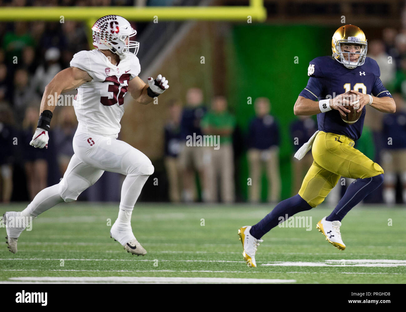 South Bend, Indiana, Stati Uniti d'America. 29Sep, 2018. Notre Dame quarterback Ian libro (12) corre con la palla come Stanford linebacker Joey Alfieri (32) persegue durante il NCAA Football azione di gioco tra la Stanford il cardinale e la Cattedrale di Notre Dame Fighting Irish di Notre Dame Stadium di South Bend, Indiana. Notre Dame sconfitto Stanford 38-17. John Mersits/CSM/Alamy Live News Foto Stock