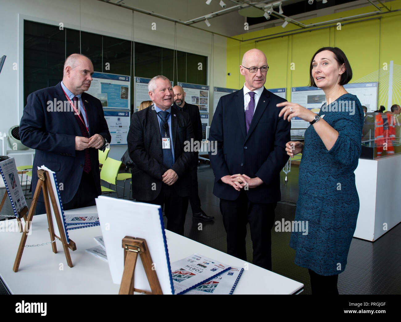 Andare via, South Queensferry, West Lothian, Regno Unito. 02,10, 2018. Pic mostra: una nuova importante risorsa educativa è stata svelata utilizzando 3D digitale sondaggi dei tre via ponti. Questo utilizzo pionieristico di tecnologie all'avanguardia dal leader scozzese istituzioni del patrimonio mira a suscitare una nuova generazione di scienziati e ingegneri. Oggi la nuova gamma di giochi basati su risorse di apprendimento è stato rivelato per la prima volta dal vice Primo Ministro John Swinney su una visita a South Queensferry. Credito: Ian Jacobs/Alamy Live News Foto Stock