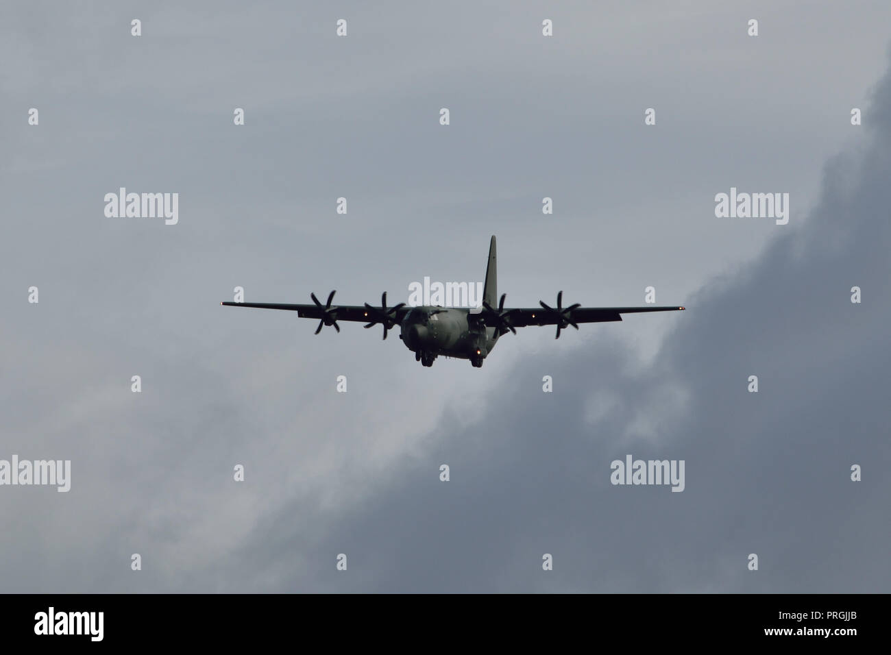 Londra, UK, 2 Ottobre 2018 - 4 bimotore Royal Air Force C130J Hercules aeromobile passato due ore a visitare il London City Airport che si trova nel cuore della Londra dei Royal Docks a Newham. Credito: un Christy/Alamy Live News Foto Stock