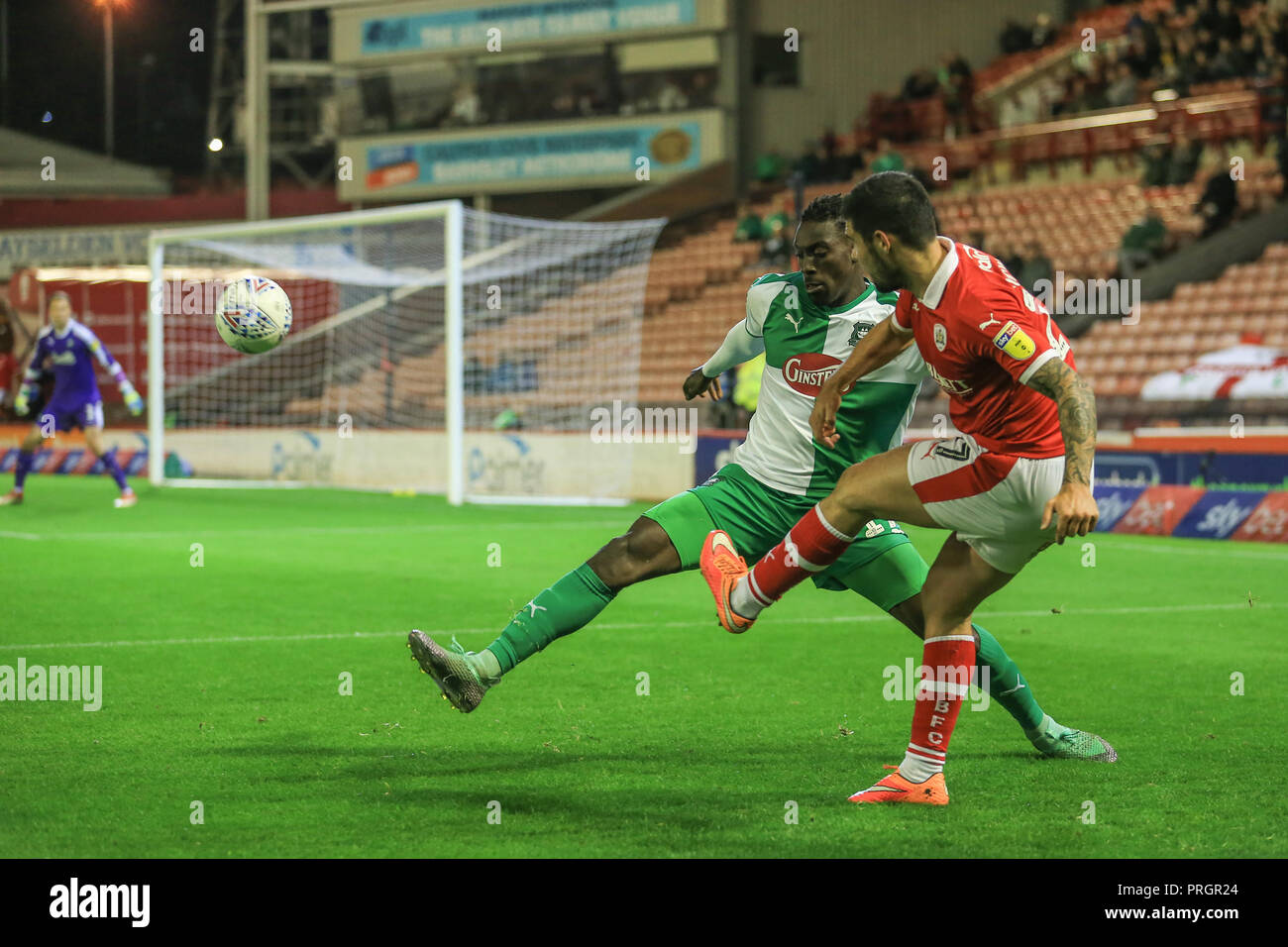 Barnsley, Regno Unito. 2° ottobre 2018, Oakwell, Barnsley, Inghilterra; Sky lega Bet One, Barnsley v Plymouth Argyle ; Alex Mowatt (27) di Barnsley attraversa la sfera nella casella credito: Mark Cosgrove/News immagini English Football League immagini sono soggette a licenza DataCo Credito: News immagini /Alamy Live News Foto Stock