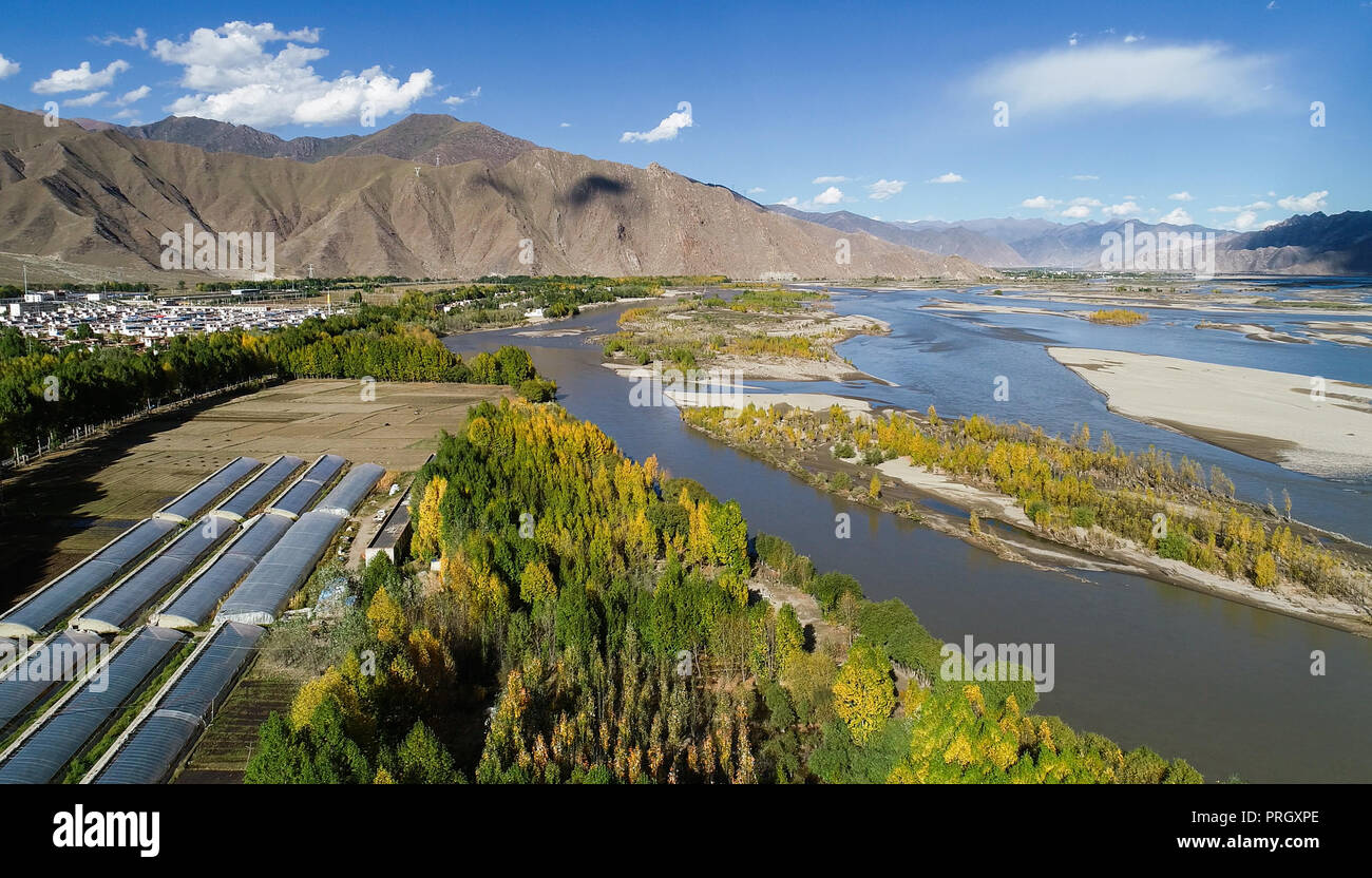 Lhasa. 1 Ott 2018. Foto aerea presa il 1 ottobre, 2018 mostra l'autunno panorama lungo il Yarlung Zangbo fiume nel sud-ovest della Cina di regione autonoma del Tibet. Credito: Liu Dongjun/Xinhua/Alamy Live News Foto Stock