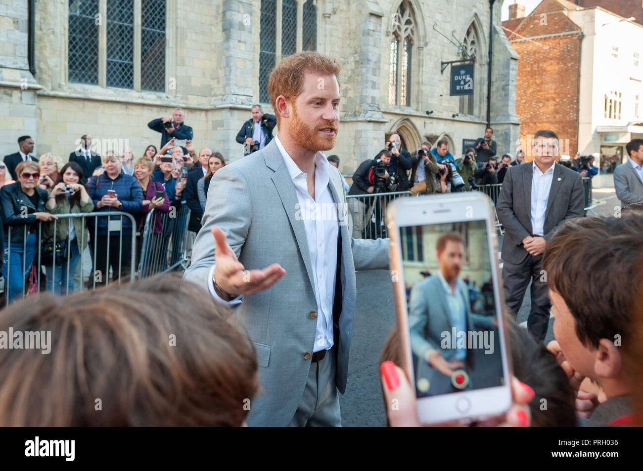 Chichester, West Sussex, Regno Unito. Il 3 ottobre 2018. Il Duca di Sussex, il principe Harry colloqui con i ragazzi della scuola media durante il suo e Meghan Markle la visita a Chichester. Credito: Scott Ramsey/Alamy Live News Foto Stock