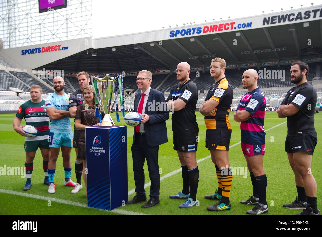 Newcastle upon Tyne, Inghilterra, 3 ottobre 2018. McGuiness Kim e Nick Forbes di Newcastle City Council con Gallagher giocatori di Premiership, Tom Youngs, Olly Woodburn, Welch, Matt Garvey, Joe Launchbury, Willi Heinz e Juan Figallo con il trofeo al lancio del 2018/2019 Heineken Champions Cup presso il St James Park Newcastle. Credito: Colin Edwards/Alamy Live News. Foto Stock