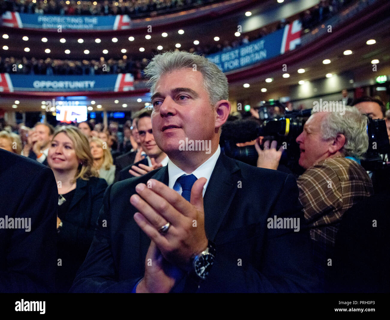 Birmingham, Regno Unito. Il 3 ottobre 2018. Brandon Lewis, ministro senza portafoglio e conservatore MP per Great Yarmouth, applaude Theresa Maggio il discorso al congresso del Partito Conservatore di Birmingham. © Russell Hart/Alamy Live News. Foto Stock