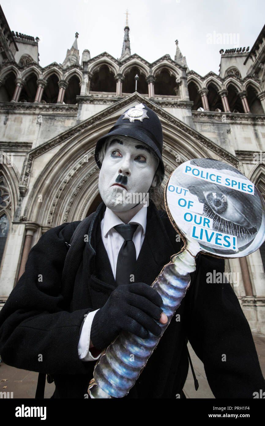 Londra, Regno Unito. 3° OTT 2018. Protester contro Undercover funzionari di polizia al di fuori dell Alta Corte, Royal Courts of Justice di Londra, Regno Unito il 3 ottobre 2018. Il pubblico è stato turbato dal fatto che le donne sono state ingannate in rapporti intimi con undercover i funzionari di polizia del Regno Unito. Una donna sta portando un caso circa le violazioni dei diritti umani ha sofferto nel suo rapporto con undercover police officer Mark Kennedy mentre egli infiltrati sociali e ambientali i gruppi di campagna. Credito: Jeff Gilbert/Alamy Live News Foto Stock