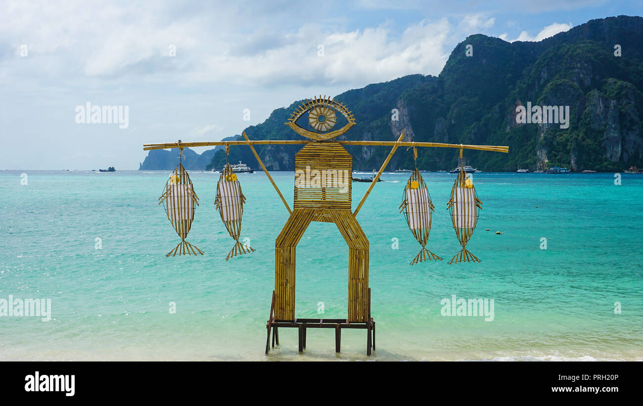 In bianco e nero la barca sulla sabbia Foto Stock