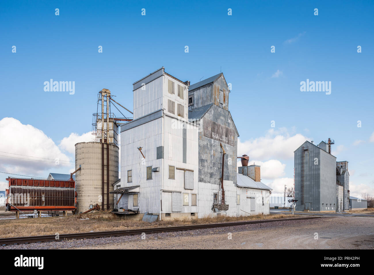 Elevatori cereali accanto ai binari della ferrovia in rurale Minnesota Foto Stock