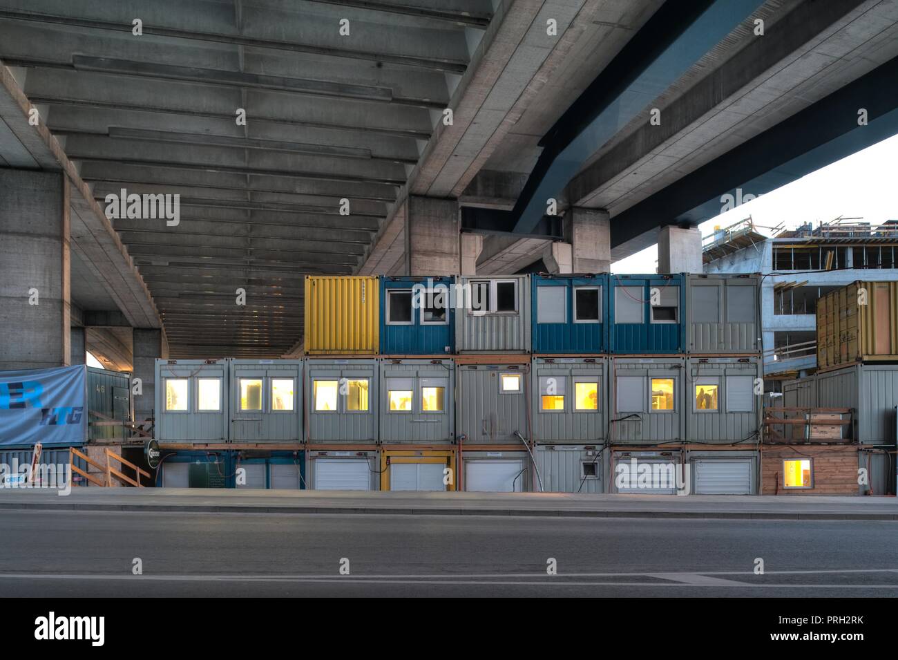 Wien, Quartier Marx, Containerbüros unter der Autobahnbrücke Foto Stock