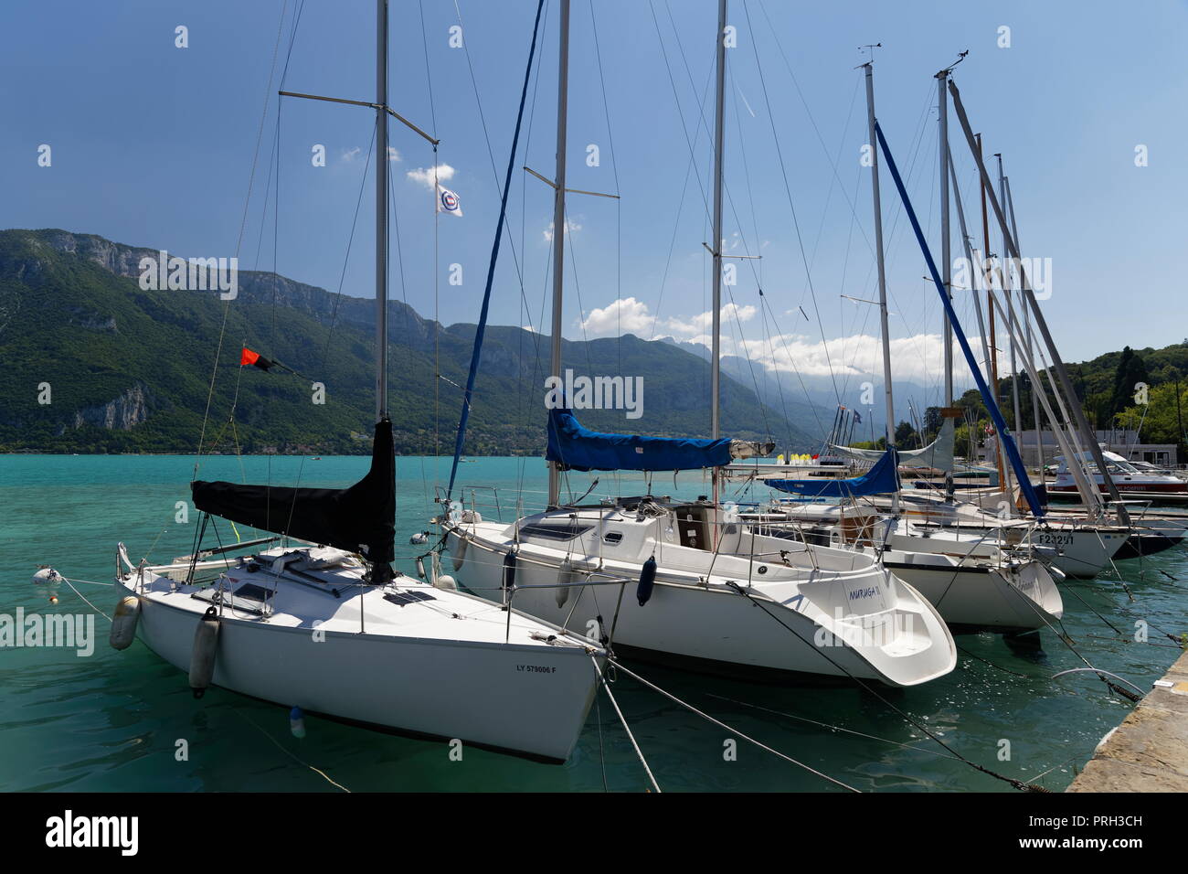 Le barche a vela sulle acque cristalline del lago di Annecy Francia Foto Stock