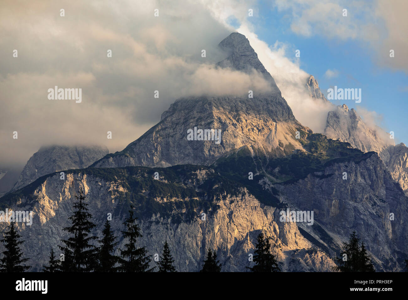 Sonnenspitze Mountain, gamma di Wetterstein, Ehrwald, Tirolo, Austria Foto Stock