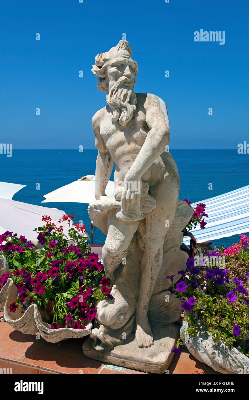 Neptun scultura al pittoresco villaggio di pescatori, Sant' Angelo, Ischia Island, Golfo di Neapel, Italia Foto Stock