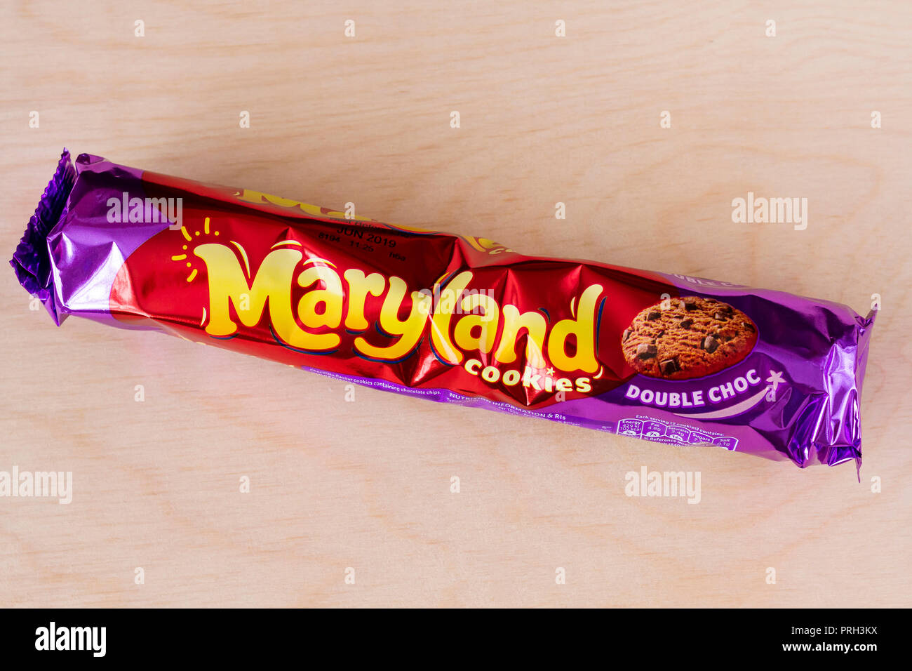 Pacchetto di Maryland doppio choc cookies, aperti, su di un legno chiaro sfondo, Regno Unito Foto Stock