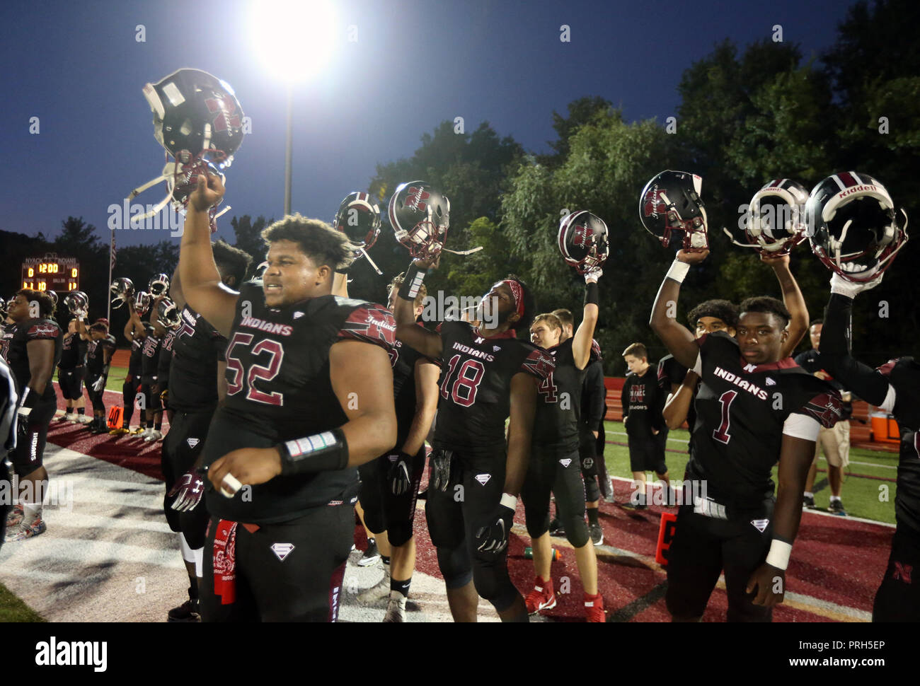 Alta scuola calcio giocatori di celebrare un touchdown. Foto Stock