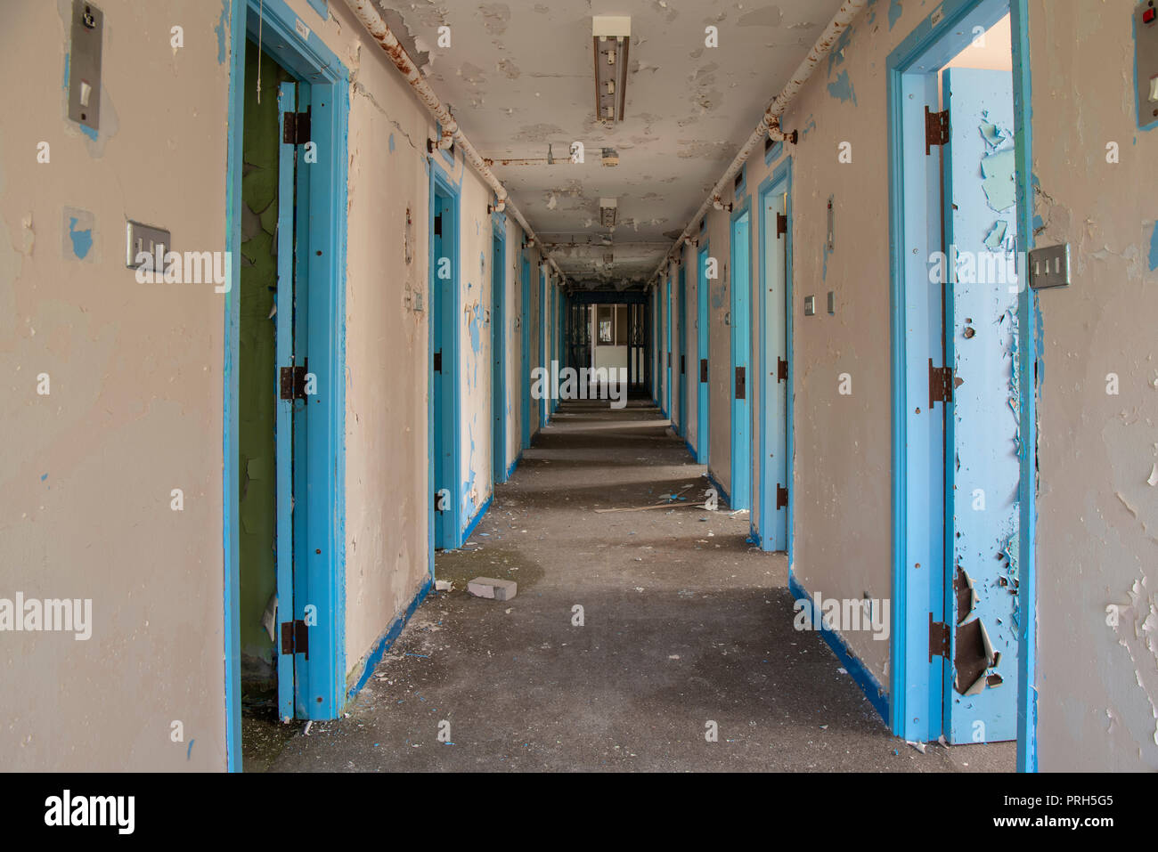 Il corridoio della cella di prigione porte all'interno di un carcere abbandonato. Foto Stock