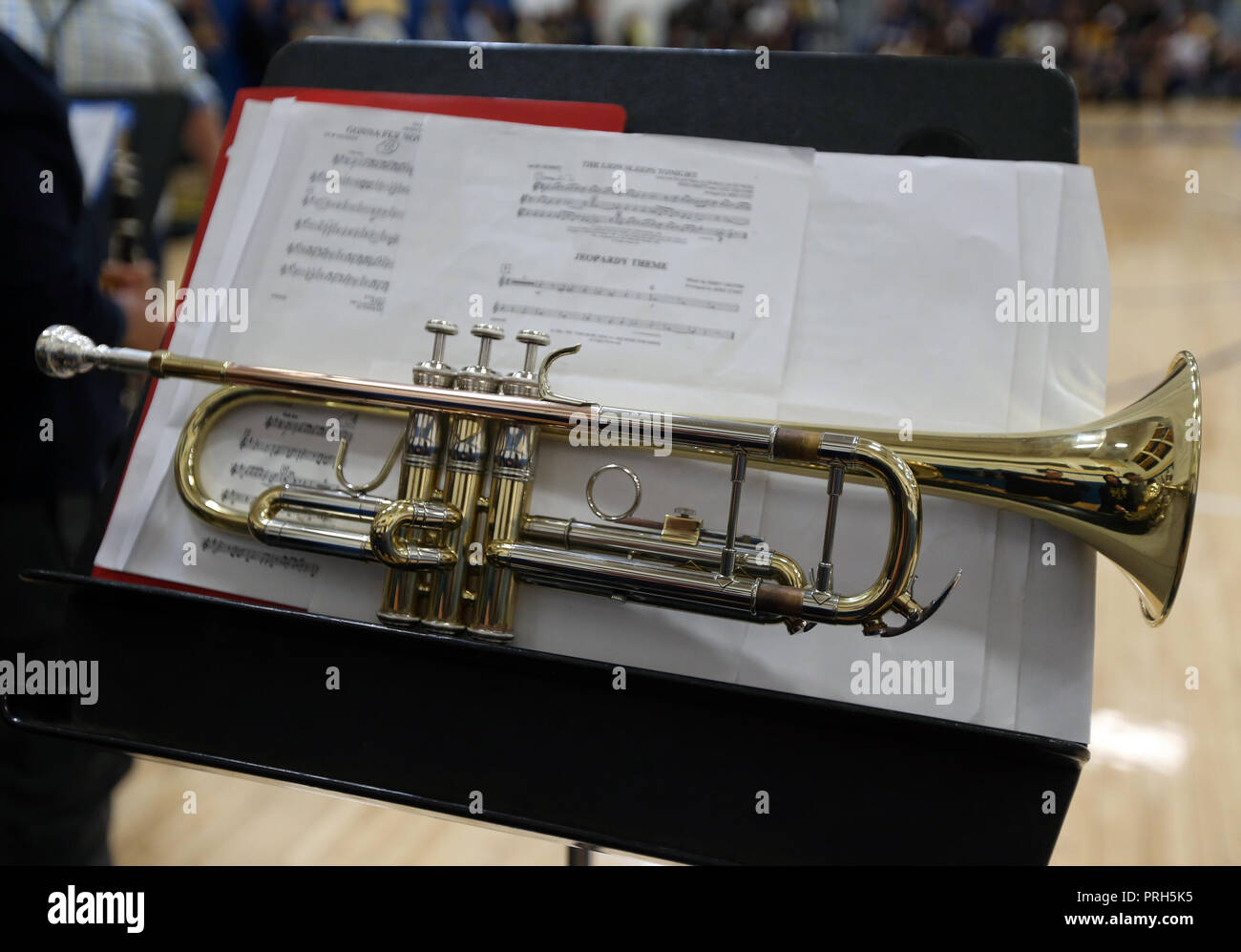 Una tromba con foglio di musica su un piedistallo di musica in una scuola orchestra Foto Stock