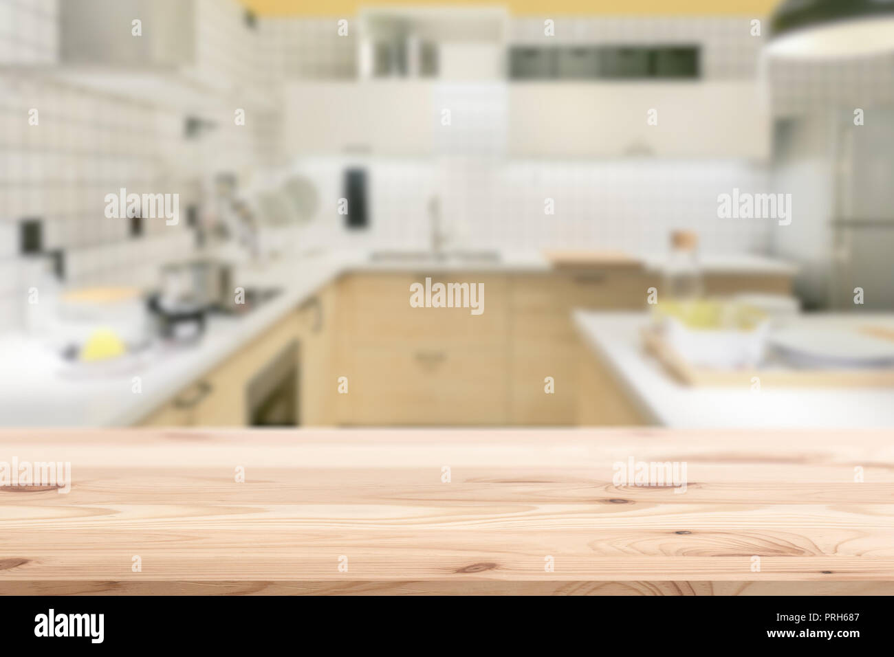 Tavolo in legno contatore con blur cucina per Montage prodotti pubblicità display del modello dello sfondo. Foto Stock