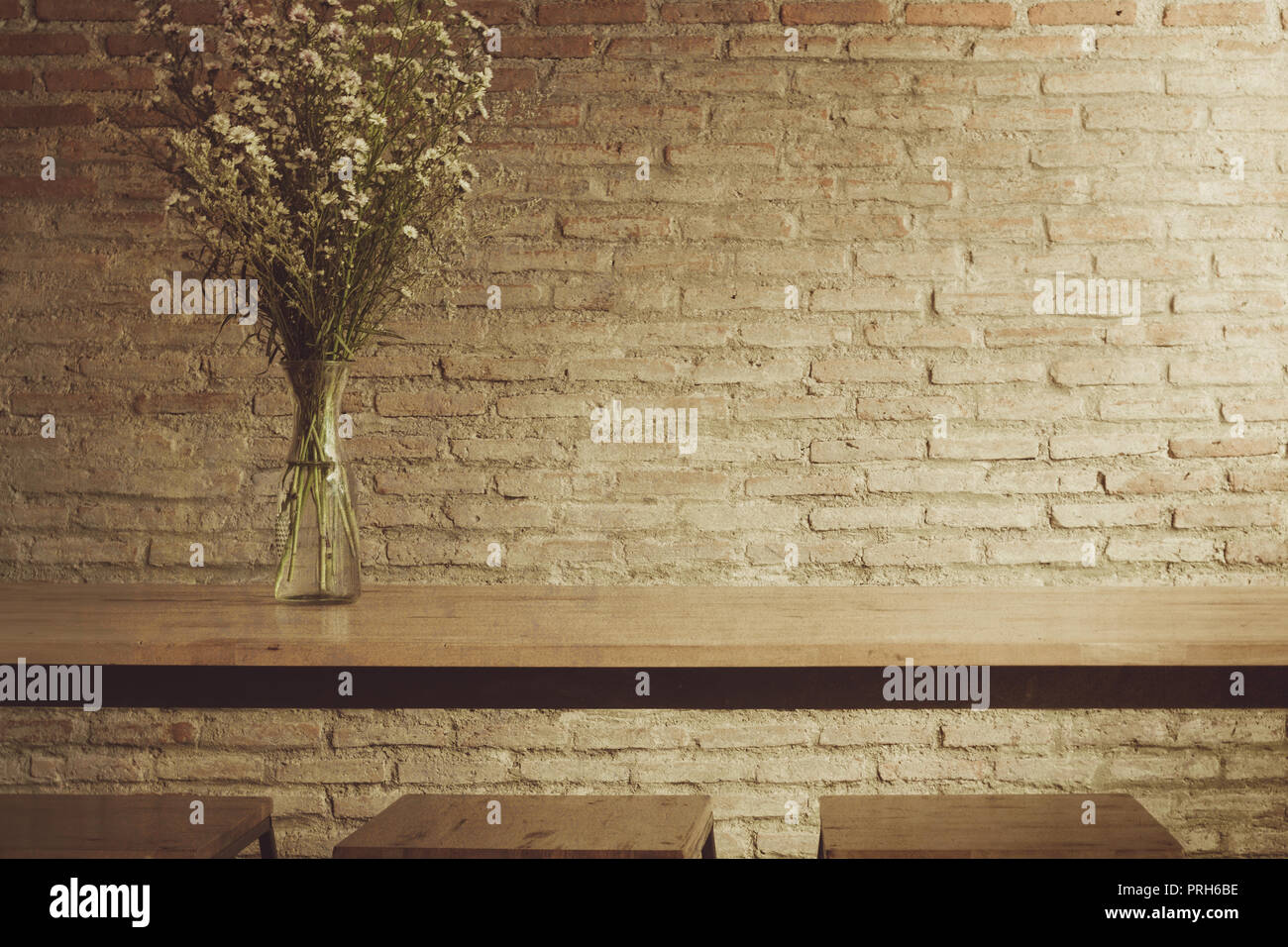 Vintage essiccato decorazioni di fiori sul tavolo di legno marrone vecchio stile retrò con granella di rumore design texture di sfondo cartolina spazio per il testo Foto Stock